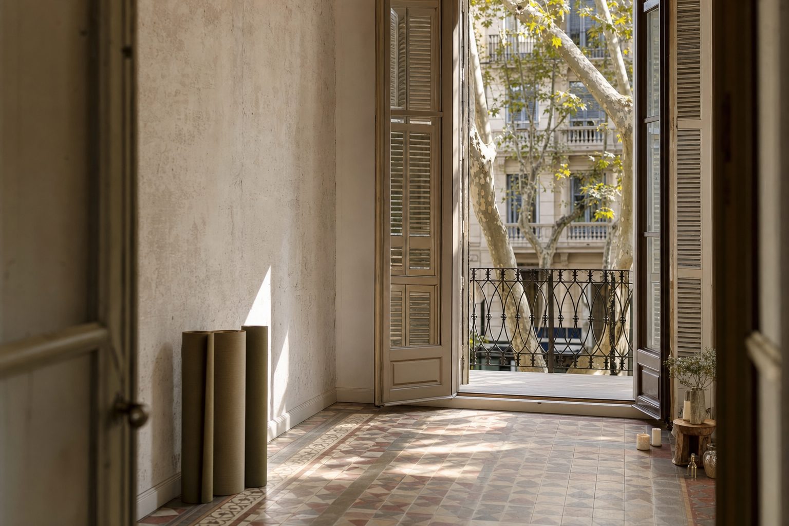 Sala de práctica en un piso antiguo del Eixample con suelo hidráulico y balconeras entornadas
